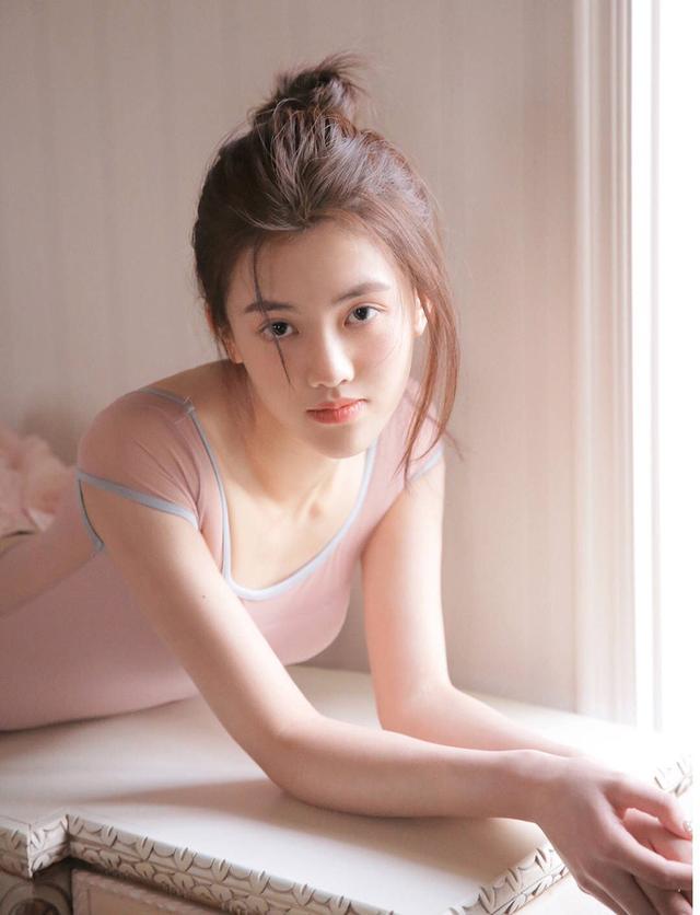 男人女人衣服脱光上床亲热直播的APP_: 脉动社会的热点，未来的你是否愿意参与？
